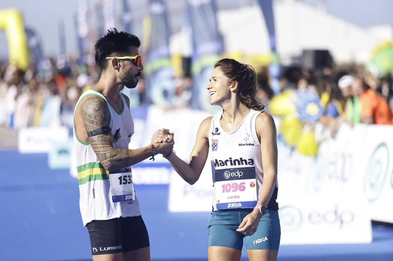 Runners celebrating at the Maratona do Porto